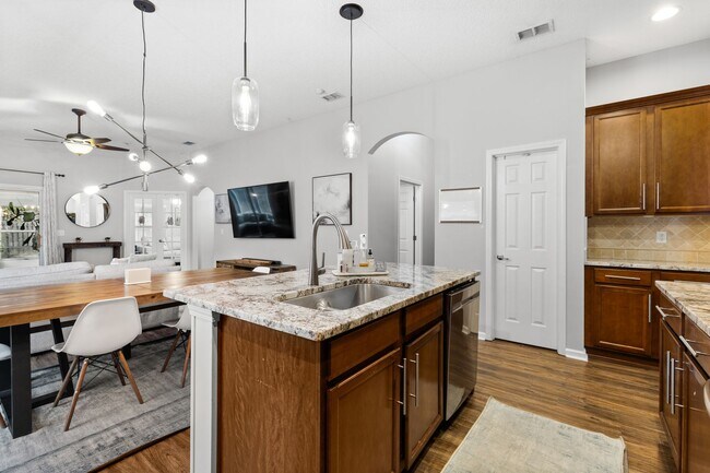 Building Photo - NW Westchester 4 Bedroom 2 Bath Home