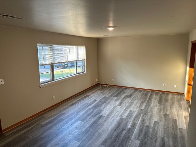 Building Photo - Available Now! 3-Bed, 1-Bath Springdale Ho...