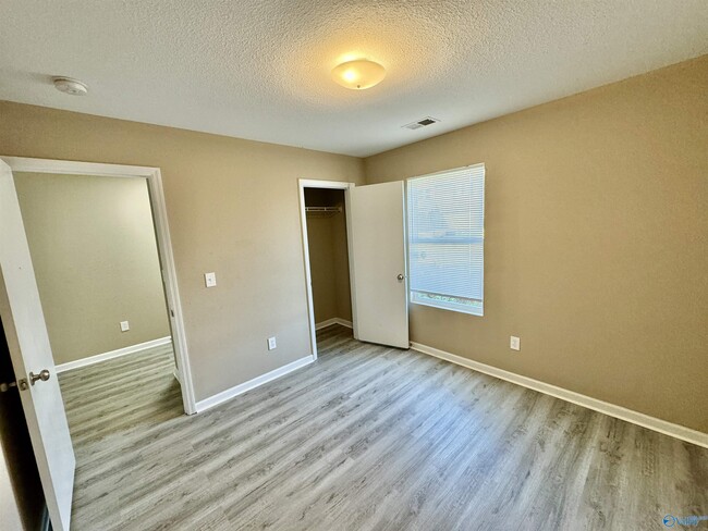 Building Photo - 226 Valleyside Dr NE