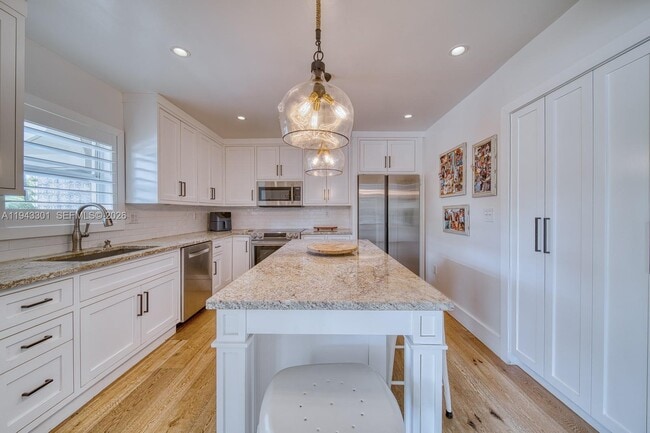 Building Photo - 7621 SW 65th Pl