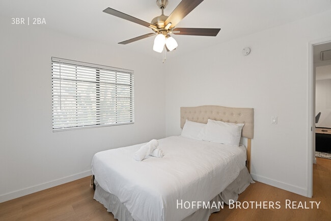 Building Photo - 7441 Hazeltine Ave