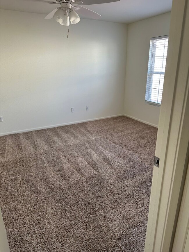 Building Photo - 5 Grn Mdws Rd