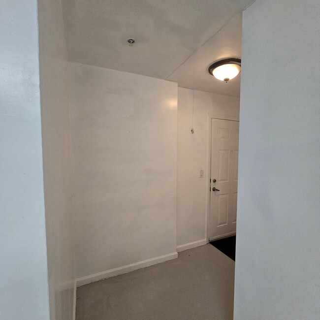 Building Photo - 1 Bedroom Condo for RENT