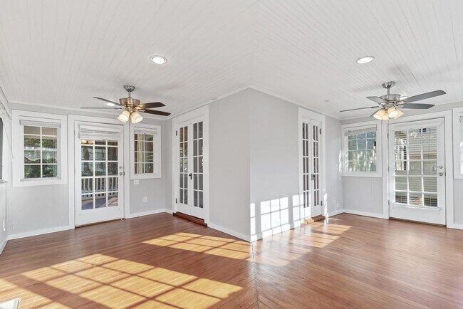 Building Photo - 313 St George St