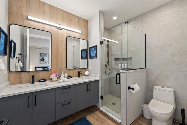 Building Photo - 2344 W Polk St