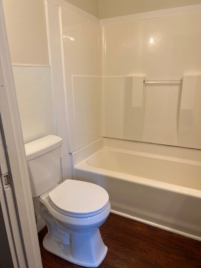 Building Photo - 5 Elm St