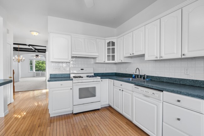 Building Photo - 31 E 40th St