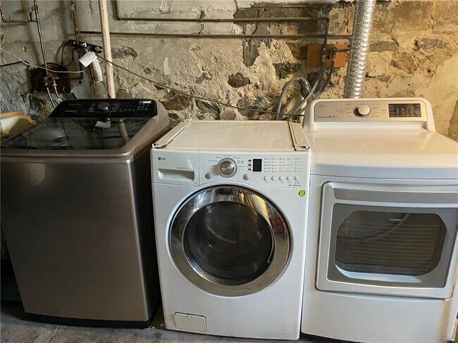 Building Photo - 11 Isabella Ave