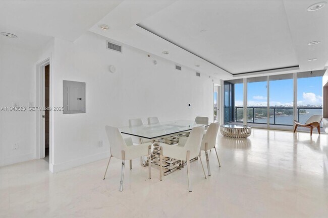 Building Photo - 601 NE 36th St