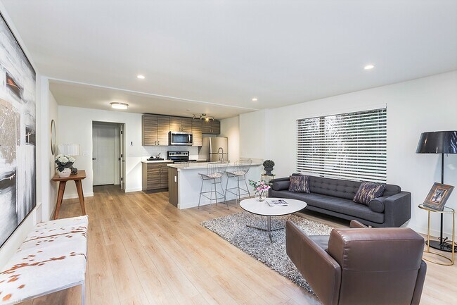 Building Photo - 129 on 5th