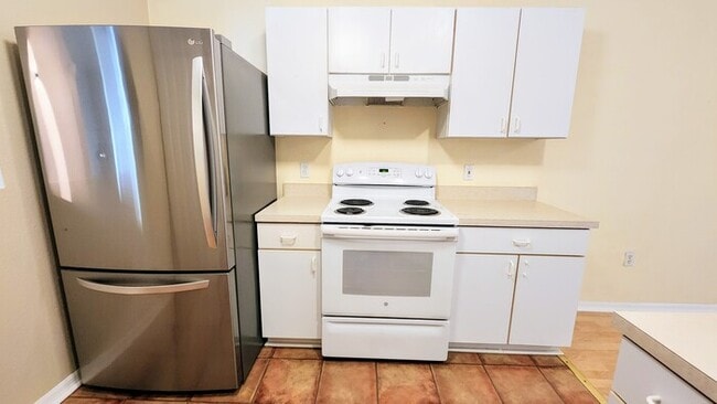 Building Photo - Welcome to this charming 3-bedroom, 2-bath...