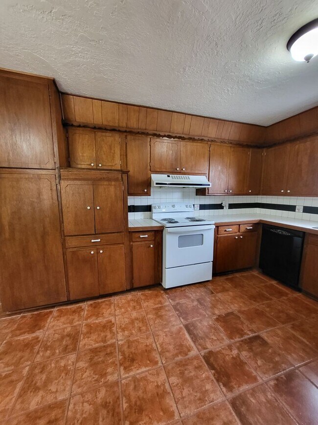 Building Photo - (3) Bed/(2) Bath in Core Norman!