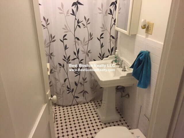 Building Photo - 11 Gray St