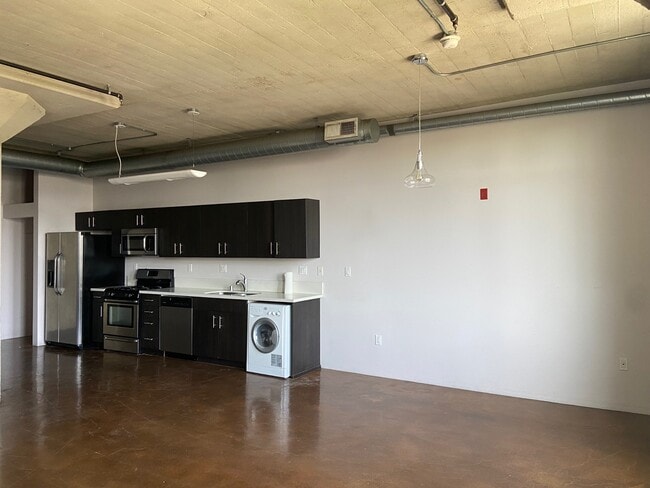 Building Photo - 825 E 4th St