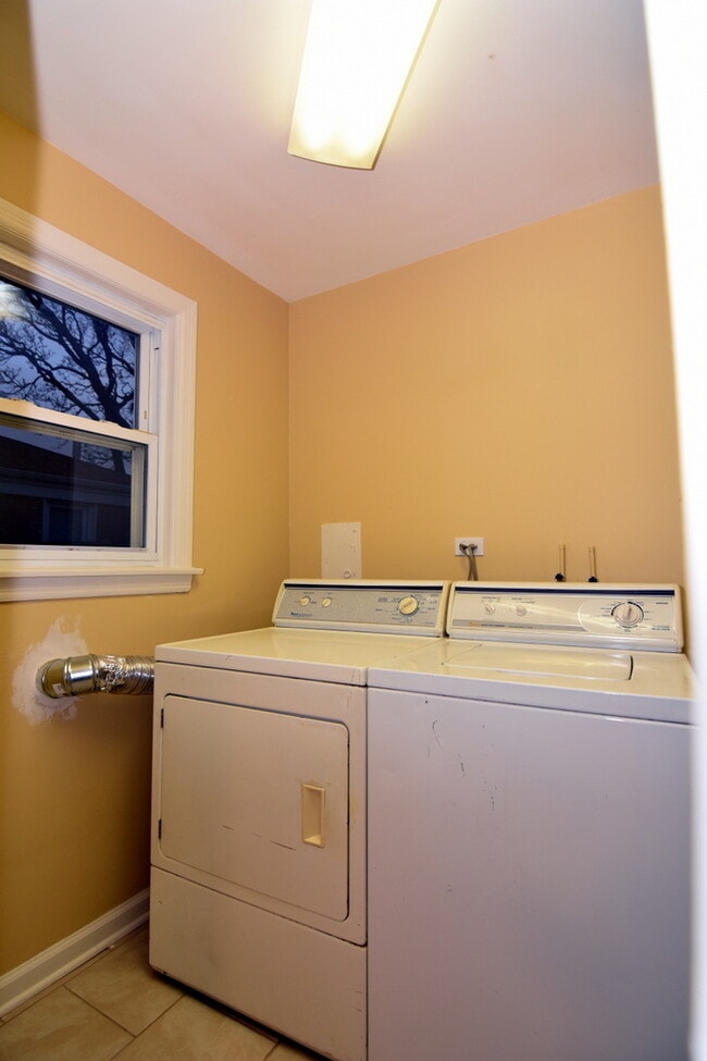 Building Photo - 2710 Reuter Ave