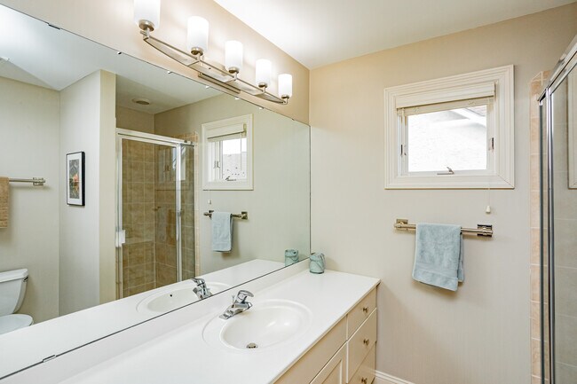 Guest Bath - 515 River St