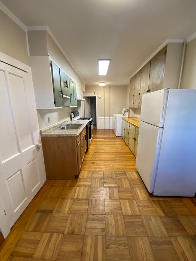 Galley-style kitchen - 408 E Market St