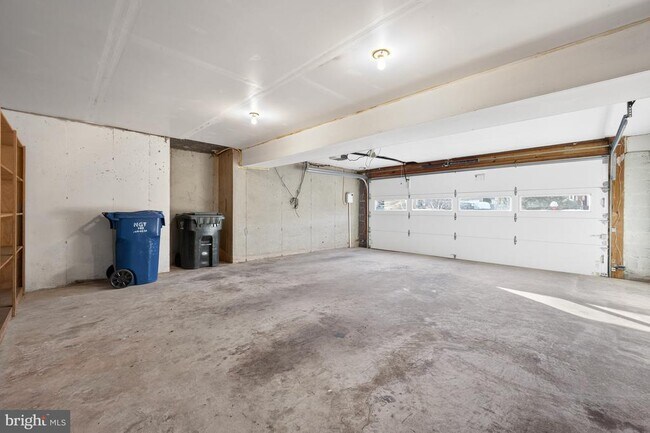 Building Photo - 8815 Surrey Ct