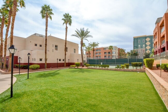 Building Photo - Park Avenue Mid Rise Condo. All HOA Amenit...