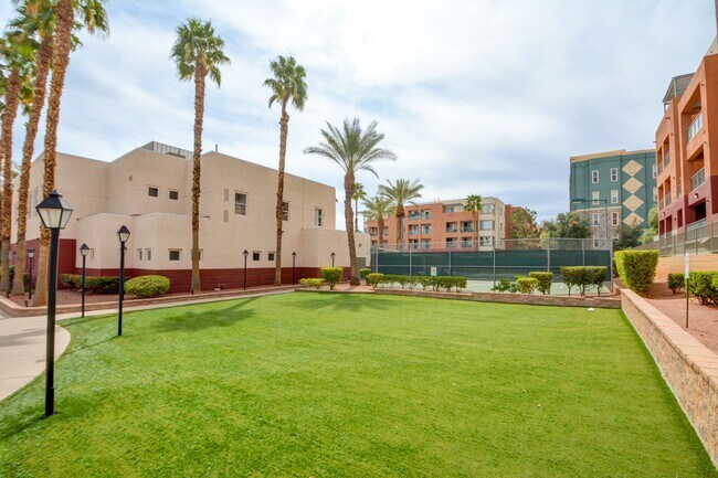 Building Photo - Park Avenue Mid Rise Condo. All HOA Amenities