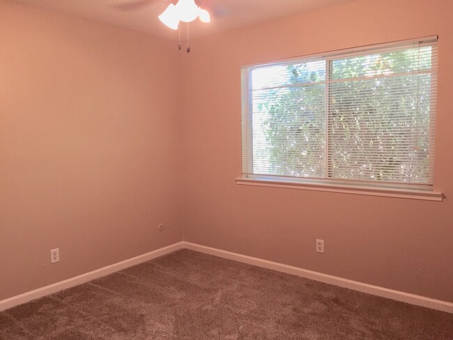 Building Photo - Ashlan & Fowler 3 Bedroom - Griffith Ave.