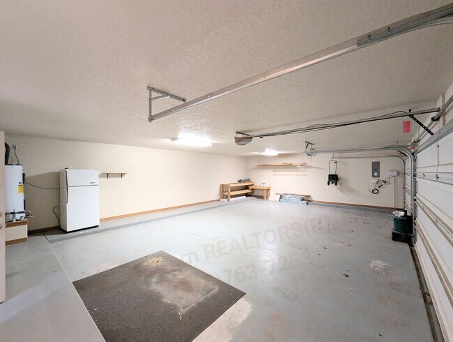 Building Photo - Luxurious Relaxation in Raintree