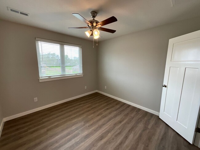 Building Photo - Beautiful Brand New Duplex - Ozark Schools!