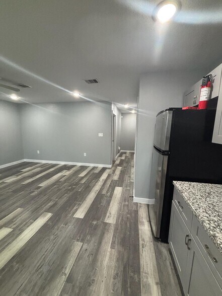 Building Photo - 8220 Crestview Dr