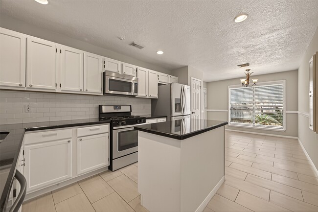 Building Photo - 27 Lush Meadow Pl