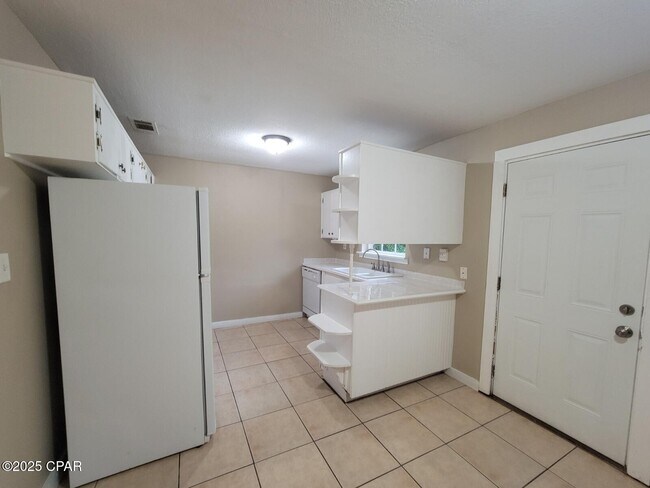 Building Photo - 1710 Chestnut Ave