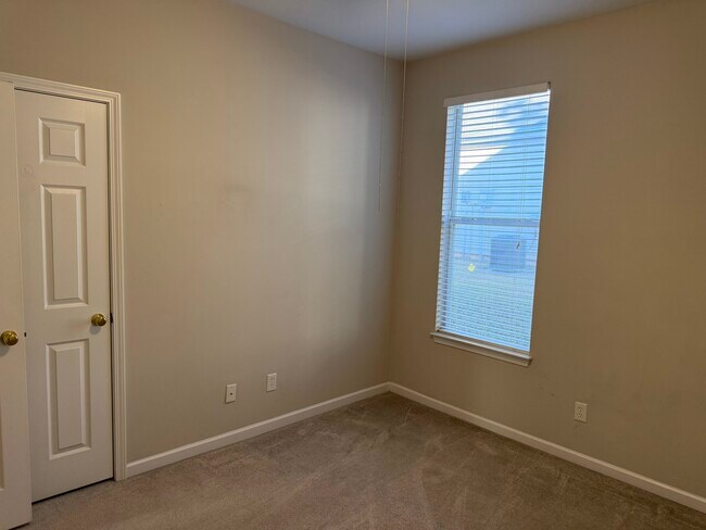 Building Photo - 104 Sunflower Pl