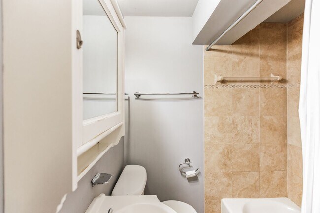 Building Photo - Cozy & bright 1 Bd/1Bth condo in Brookland House Condominium!