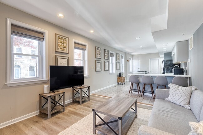 Building Photo - 447 Gittings St