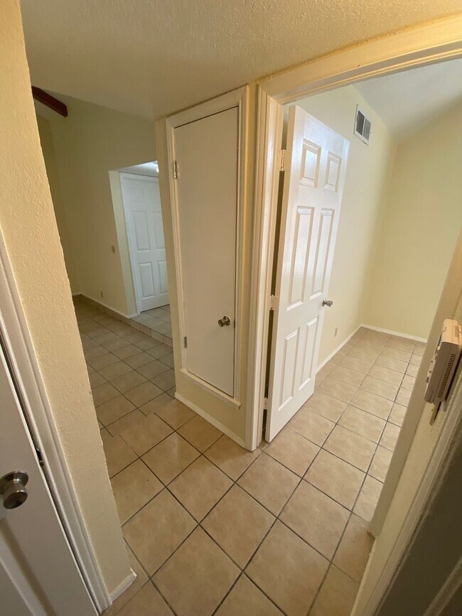 Building Photo - EASTSIDE HOME FOR RENT