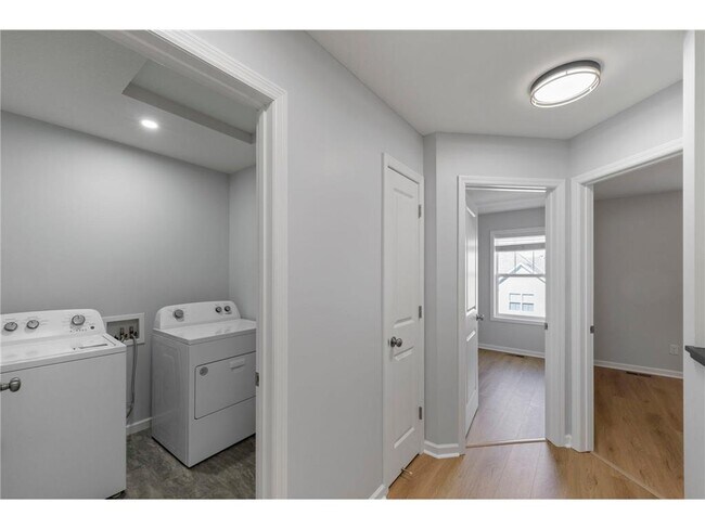 Building Photo - 8085 Central Park Way