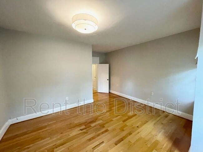 Building Photo - 525 5th St NE