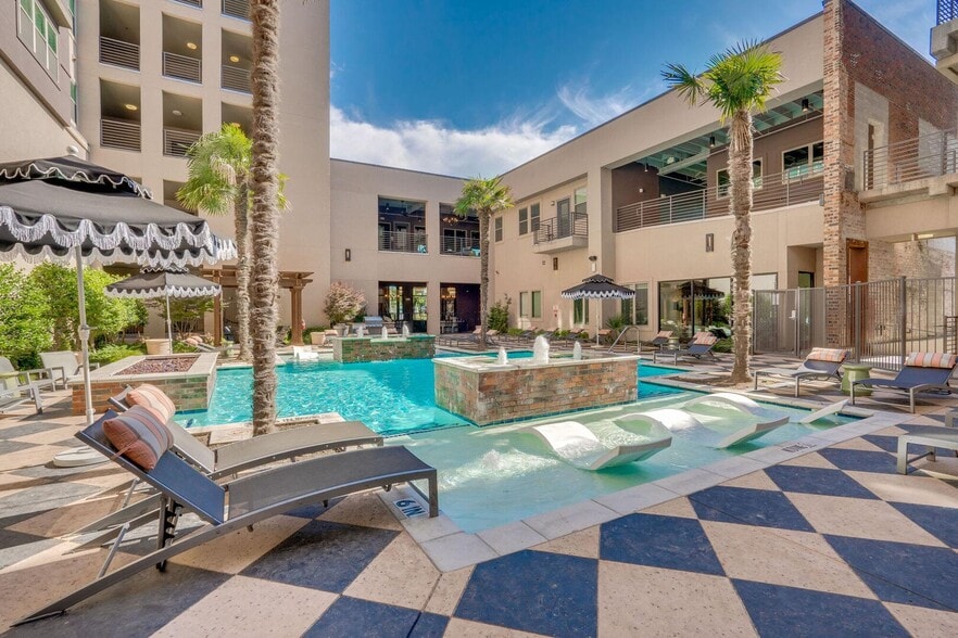 Primary Photo - Bottle House on Main