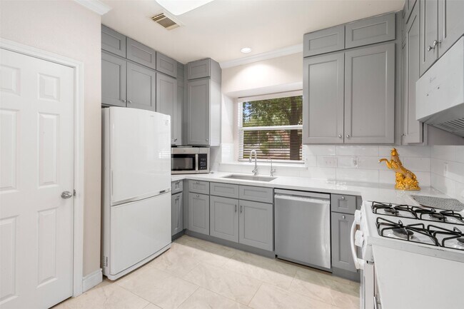 Building Photo - 7138 Sun Village Dr