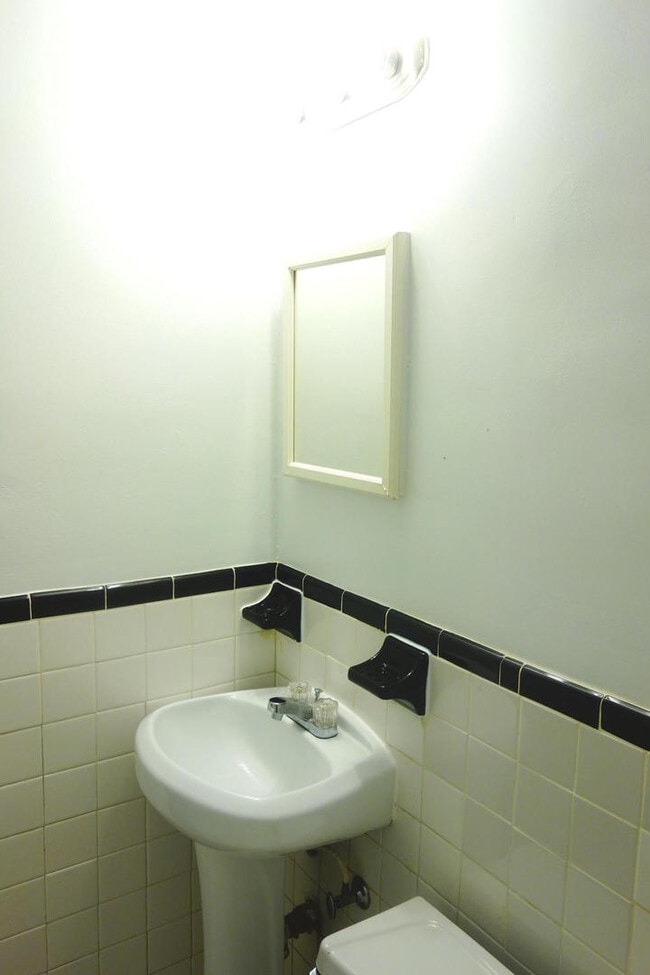 Building Photo - 8409 Greenwood Ave