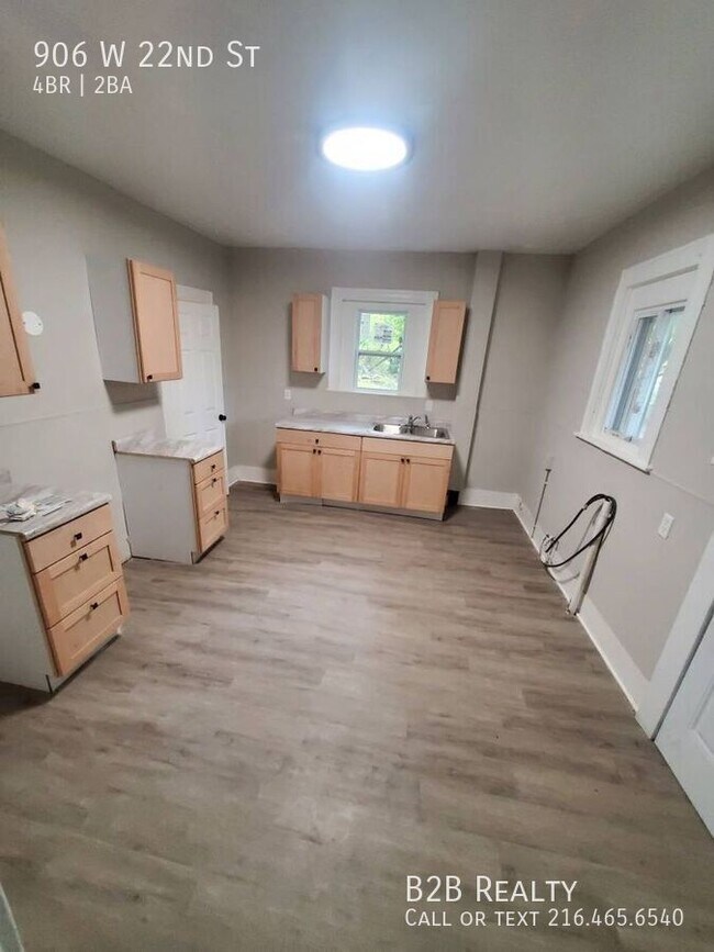 Building Photo - 906 W 22nd St