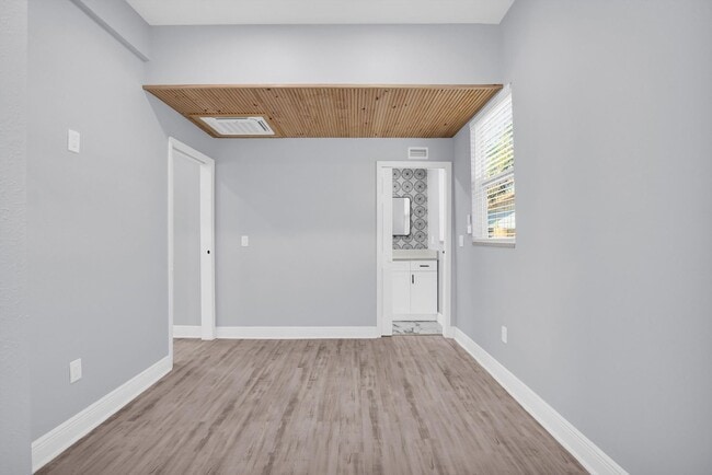 Building Photo - Modern, Stylish 1-Bed, 1-Bath Apartment - Electric, Water, Grounds Care, and Pest Control all Inc...