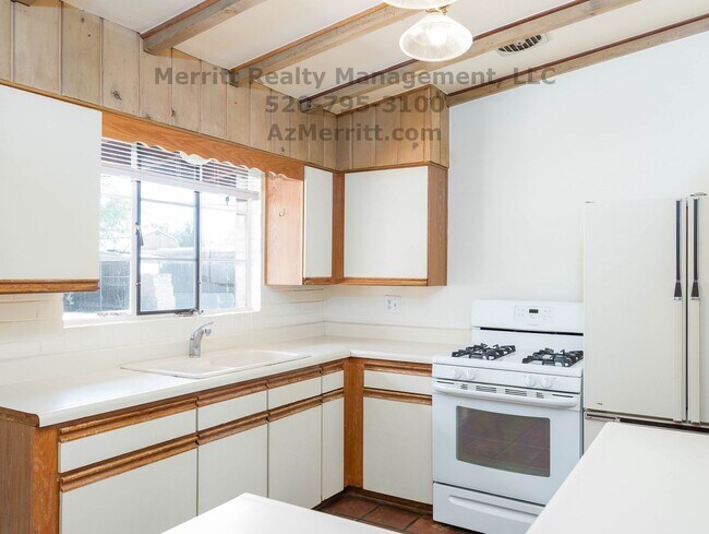 Building Photo - Perfect 3 bdrm 2 bath home in quiet centra...