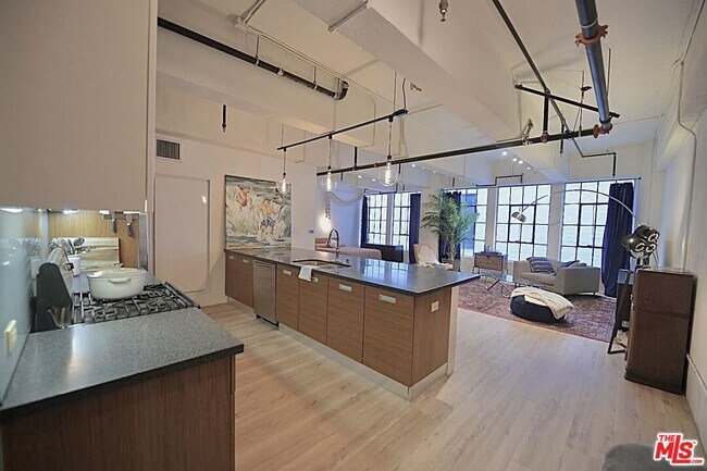 Building Photo - 746 S Los Angeles St