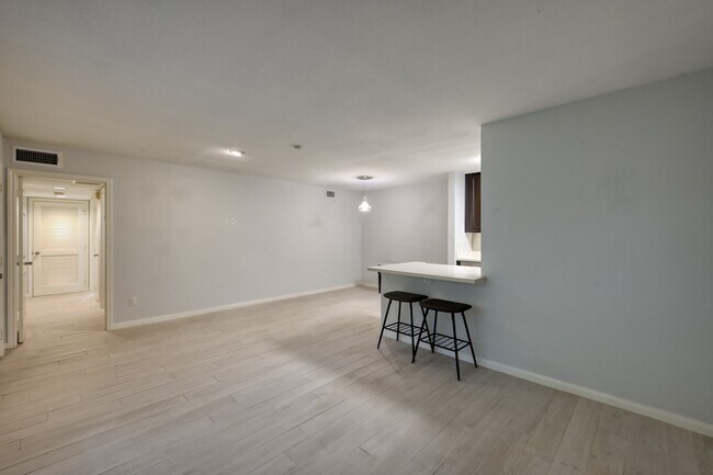 Building Photo - 1860 White Oak Dr