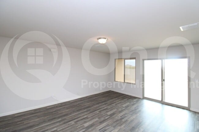 Building Photo - 548 W 10th St