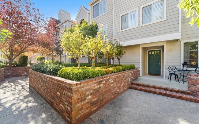 Building Photo - Incredible spacious and bright condo in gr...