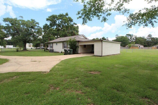 Building Photo - Molino 2/1 Cottage with Hardwood Floors, Sunroom & Carport