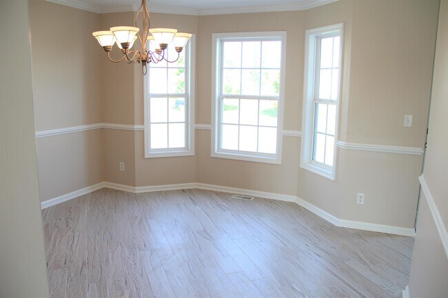 Building Photo - 107 Enchanted Way