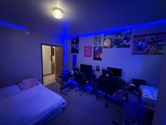Building Photo - 3 Bed 1 Bath close to UWEC and downtown! Available August-May