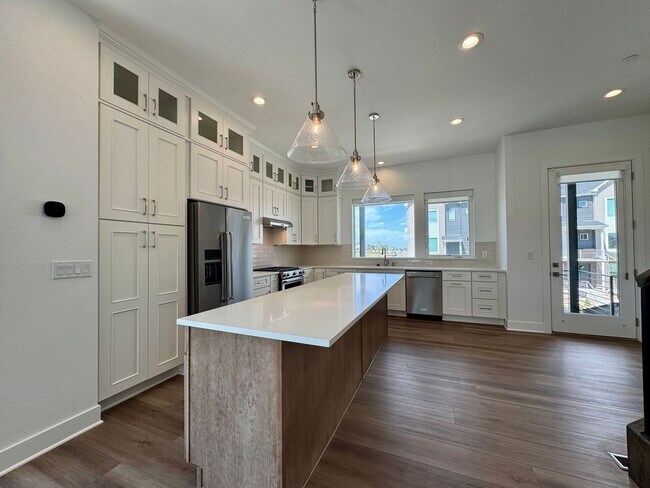 Building Photo - 706 Saddle Dr